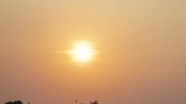 Pirinç tarlasında bulut hareketleriyle altın saat içinde gün batımında zaman aşımı