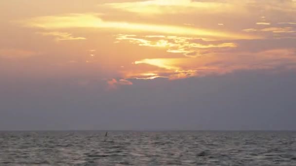 Timelapse Movimiento Nubes Durante Puesta Del Sol Durante Hora Dorada — Vídeo de stock