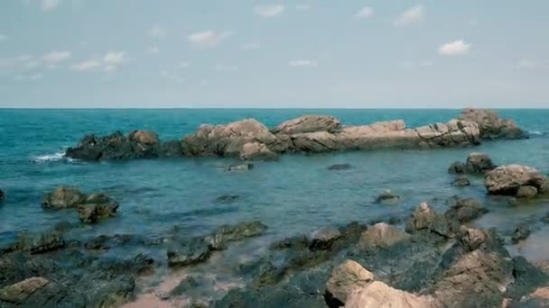 Lapso Tempo Onda Mar Movimento Nuvem Céu Azul Terra Rocha — Vídeo de Stock