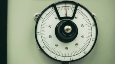 Çalışan sayı için sıfırdan ona kadar eski ölçekli çevirme sayacı döndürmesi