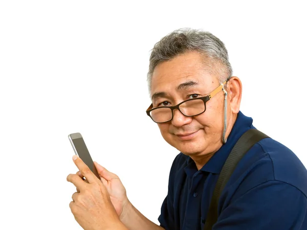 Yaşlı Asyalı Adam Cep Telefonu Tutuyor Kırpma Yolu Ile Beyaz — Stok fotoğraf