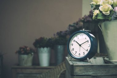 Saati kapat ve gül kovasının yanına koy ve saat 10 'da kopyalama alanını göster 
