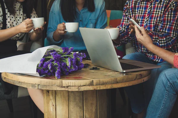 Four Women Meeting Sharing Information Notebook Drinking Coffee Coffee Shop — Stock Photo, Image
