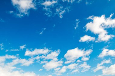 Soyut arkaplan olarak bulutlu mavi gökyüzü; küçük bulutlu güzel gökyüzü