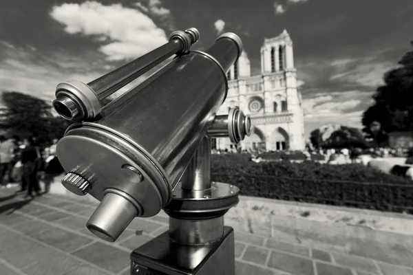 Telescopio en la catedral de NotreDame, París, Ile-de-France, Francia — Foto de Stock