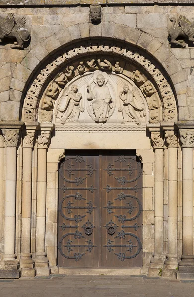 Ajtó a templom téren, a bazilikával, Cotes d'Armor részleg, Bretagne-ban, — Stock Fotó