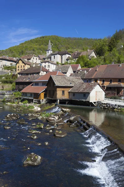 Lods en de rivier de Doubs, Jura, Franche Comté, France — Stockfoto