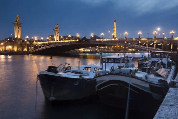 Σκάφη και την γέφυρα του Αλεξανδρου ΙΙΙ, Παρίσι, Ιλ ντε Φρανς, Γαλλία — Φωτογραφία Αρχείου
