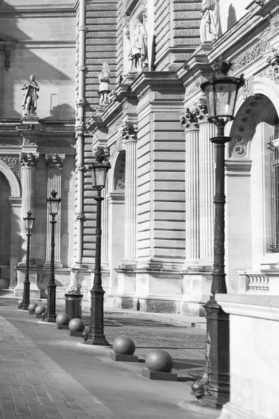 Lâmpadas de rua no Museu do Louvre, Paris, França — Fotografia de Stock