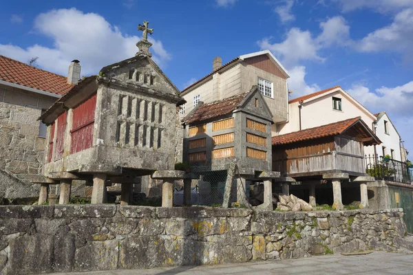 Hög granarys i Combarro, Galicien, Spanien — Stockfoto