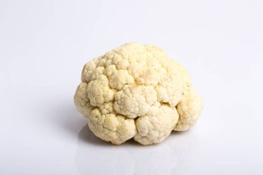 Beyaz arka planda taze karnabahar