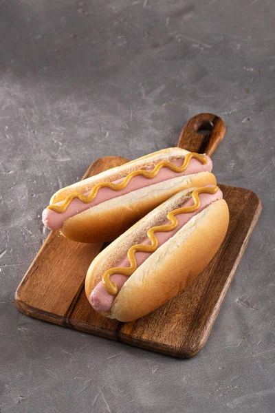 Hot Dogs Mit Senf Auf Einem Holzbrett Hot Dogs Auf — Stockfoto