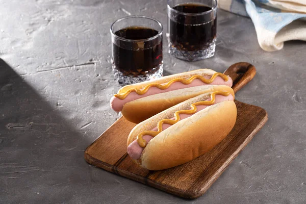 Hot Dogi Musztardą Drewnianej Desce Hot Dogi Serwowane Colą Kamiennym — Zdjęcie stockowe
