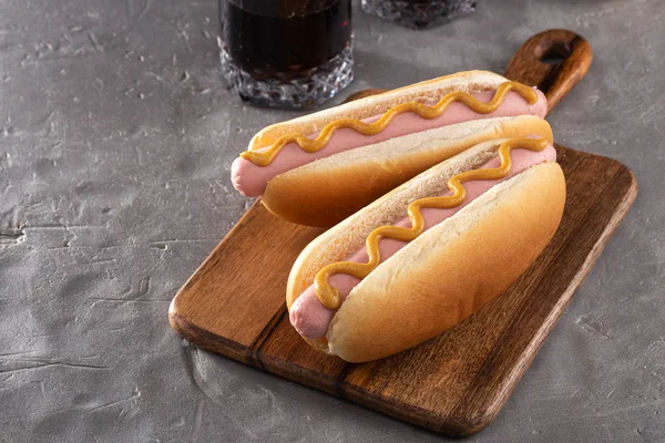 Hot Dogs Mit Senf Auf Einem Holzbrett Hot Dogs Serviert — Stockfoto