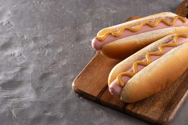 Hot Dogy Hořčicí Dřevěné Desce Hot Dogy Podávané Kamenném Stole — Stock fotografie