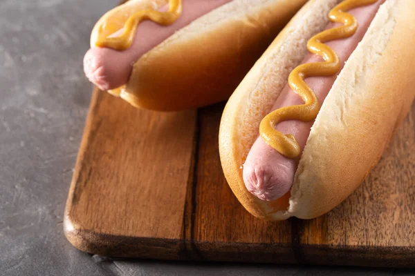 Hot Dogs Moutarde Sur Une Planche Bois Hot Dogs Servis — Photo