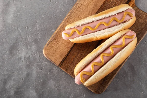Hot Dogy Hořčicí Dřevěné Desce Hot Dogy Podávané Kamenném Stole — Stock fotografie