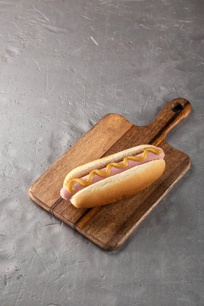 Hot Dog Con Senape Una Tavola Legno Hot Dog Serviti — Foto Stock