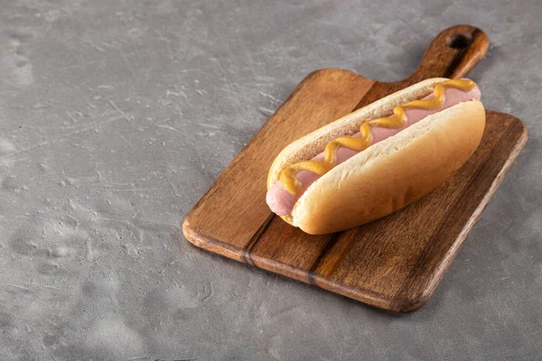 Hot Dog Con Senape Una Tavola Legno Hot Dog Serviti — Foto Stock