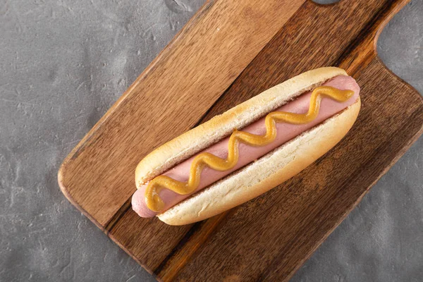 Hot Dog Con Senape Una Tavola Legno Hot Dog Serviti — Foto Stock