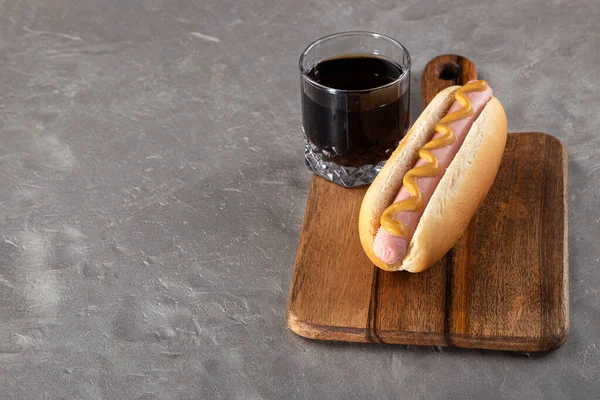 Hot Dogy Hořčicí Dřevěné Desce Hot Dogy Podávané Kolou Kamenném — Stock fotografie