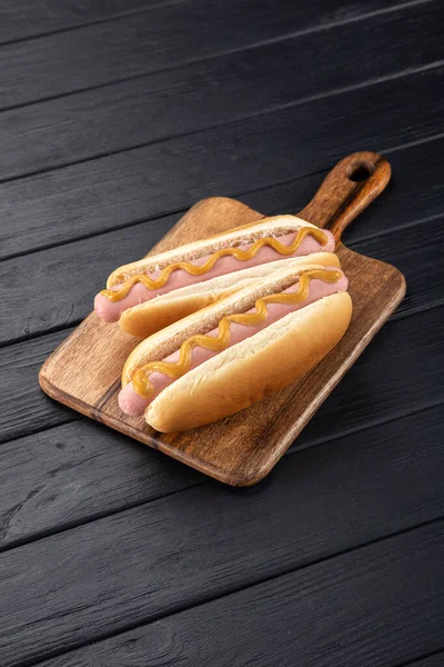 Hot Dog Con Senape Una Tavola Legno Hot Dog Serviti — Foto Stock
