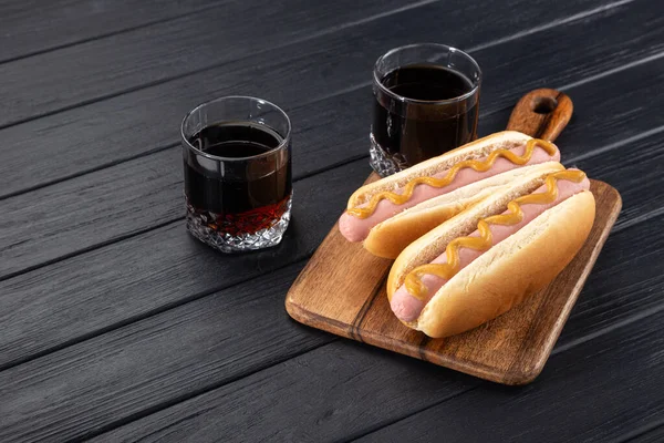 Hot Dog Con Senape Una Tavola Legno Hot Dog Serviti — Foto Stock