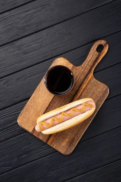 Hot Dog Con Senape Una Tavola Legno Hot Dog Serviti — Foto Stock
