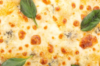 Masada taze pizza var. Lezzetli pizza. Çedar peynirli, parmesanlı, mozzarella peynirli ve domates soslu. Akşam yemeği için ahşap masada ev yapımı lezzetli İtalyan pizzası. İtalyan mutfağı.