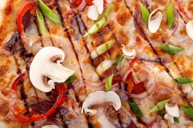 Masada taze pizza var. Mantarlı pizza, pastırma, et ve güneşte kurutulmuş domates. Akşam yemeği için ahşap masada ev yapımı lezzetli İtalyan pizzası. İtalyan mutfağı.