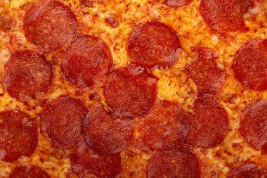 Masada taze pizza var. Sıcak, lezzetli, pepperonili pizza. Akşam yemeği için ahşap masada ev yapımı lezzetli İtalyan pizzası. İtalyan mutfağı.