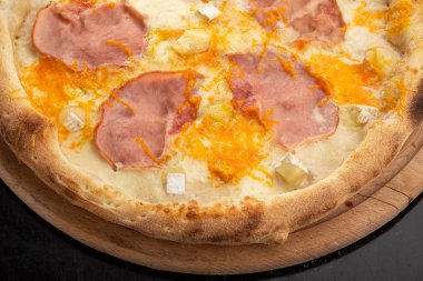 Masada taze pizza var. Prosciutto (parma jambonlu), roket salatası (roket) ve parmesanlı pizza, akşam yemeği için ahşap bir masada servis edilir. İtalyan mutfağı. 