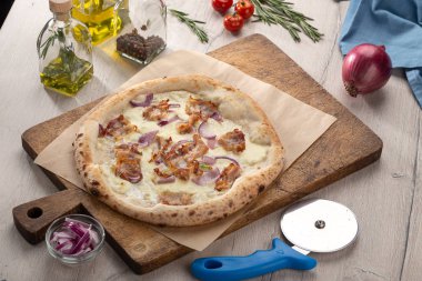 Masada taze pizza var. Lezzetli pizza. Domuz pastırmalı, sosisli, salamlı, pepperonili ve zeytinli büyük boy etli pizza. Akşam yemeği için ahşap masada ev yapımı lezzetli İtalyan pizzası. İtalyan mutfağı.