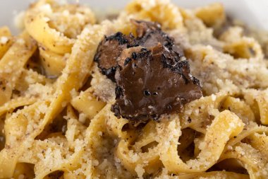 Geleneksel İtalyan makarnası. Mantarlı mantar ezmesi, parmesan peyniri ve şifalı otlar. Akşam yemeği için ahşap masada ev yapımı İtalyan geleneksel makarnası. İtalyan mutfağı..