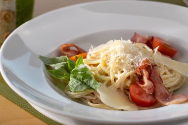 Geleneksel İtalyan makarnası. Carbonara makarnası. Pancetta, yumurta, parmesan peyniri ve krem soslu spagetti. Geleneksel İtalyan mutfağı. Carbonara usulü spagetti tabağı, tipik İtalyan tarifi.