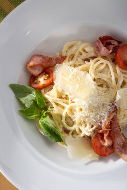 Geleneksel İtalyan makarnası. Carbonara makarnası. Pancetta, yumurta, parmesan peyniri ve krem soslu spagetti. Geleneksel İtalyan mutfağı. Carbonara usulü spagetti tabağı, tipik İtalyan tarifi.