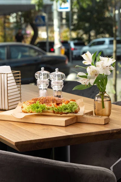 Juicy Sandwich Wooden Table Delicious Fastfood Grilled Fresh Tasty Sandwich — 스톡 사진