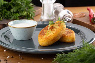 Patates köfteleri kıyma ile doldurulmuş, ekşi krema ve domates sosuyla servis edilmiş. Et, mantar ve peynirli çıtır patates pirzolası. Geleneksel Rus yemekleri Zcrazy