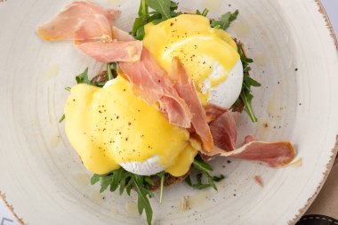 Pastırmalı omlet. Kahvaltıda baharatlı patatesli nefis yumurtalı Benedict. Kahvaltıda yumurtalı ekmek.