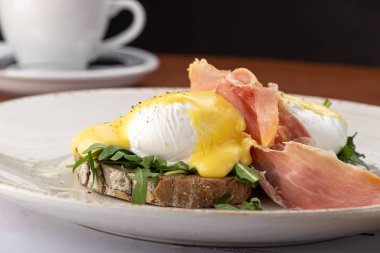 Pastırmalı omlet. Kahvaltıda baharatlı patatesli nefis yumurtalı Benedict. Kahvaltıda yumurtalı ekmek.