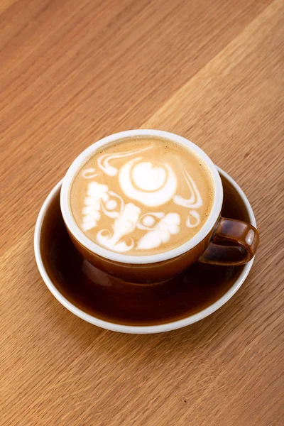 Secangkir Kopi Latte Panas Pada Kayu Cokelat Tua Bentuk Hati — Stok Foto