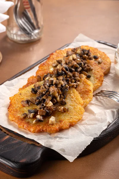 Panquecas Batata Com Creme Azedo Ervas Alho Panquecas Batata Fritas — Fotografia de Stock