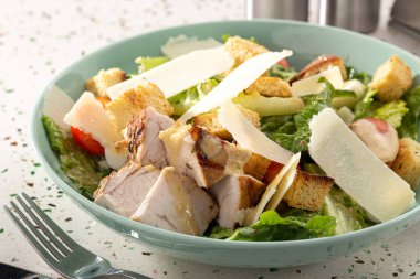 Lezzetli taze salata. Sezar salatası. Sezar salatası, taze marul, parmesan, kızarmış ekmek, tavuk. Restoran yemekleri, kapatın. Et salatası. Görüntüyü kapat.