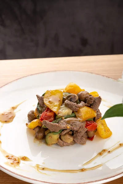 Delicious Fresh Salad Warm Salad Veal Tomatoes Peppers Cucumber Mushrooms — 스톡 사진