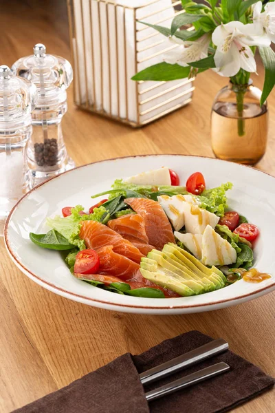 Delicious Fresh Salad Salad Salmon Avocado Lettuce Tomatoes Parmesan Cheese — 스톡 사진