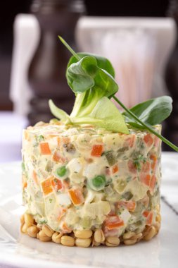 Lezzetli taze salata. Geleneksel Rus salatası haşlanmış sebzelerden 