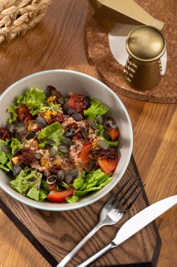Lezzetli taze salata. Marullu ton balığı salatası, kiraz domatesleri, salatalık. Konserve ton balıklı salata, zeytinyağı. Salata 'nın yakın görüntüsü. Sağlıklı, diyet lezzetli yaz yemekleri.