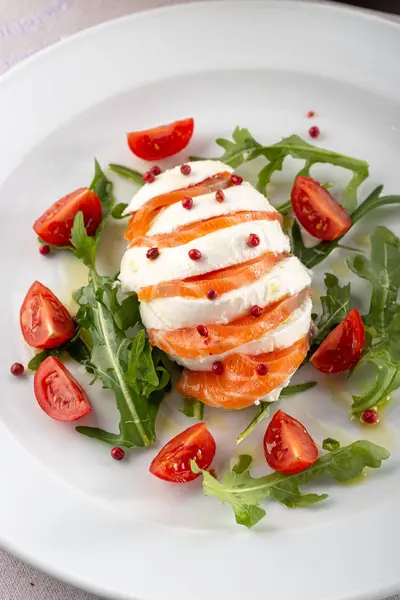 Delicious Fresh Salad Salad Salmon Mozzarella Cheese Cherry Tomatoes Arugula — 스톡 사진