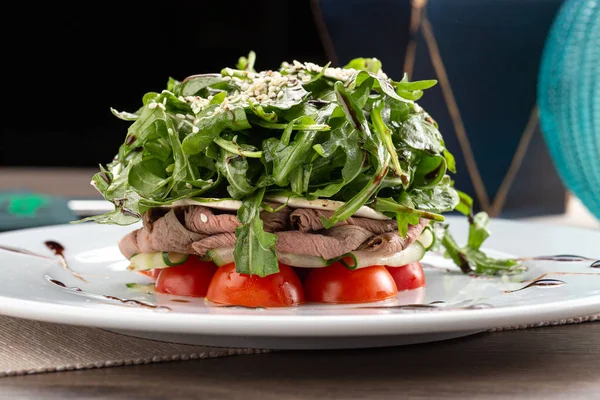 Delicious Fresh Salad Warm Salad Veal Tomatoes Arugula Cucumber Wooden — 스톡 사진