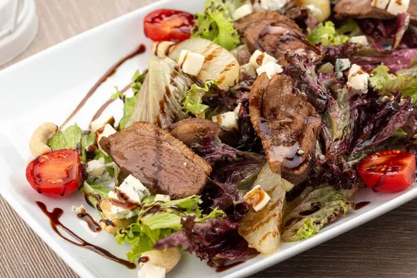 Deliciosa Salada Fresca Filetes Peito Pato Salada Bife Com Tomate — Fotografia de Stock